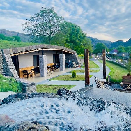 T'mogvi Hotel Hobbiton Near Vardzia Caves מראה חיצוני תמונה