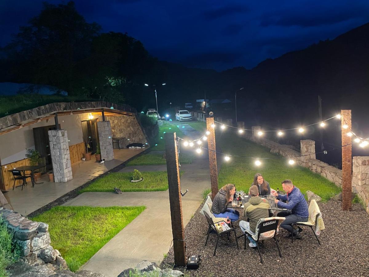 T'mogvi Hotel Hobbiton Near Vardzia Caves מראה חיצוני תמונה