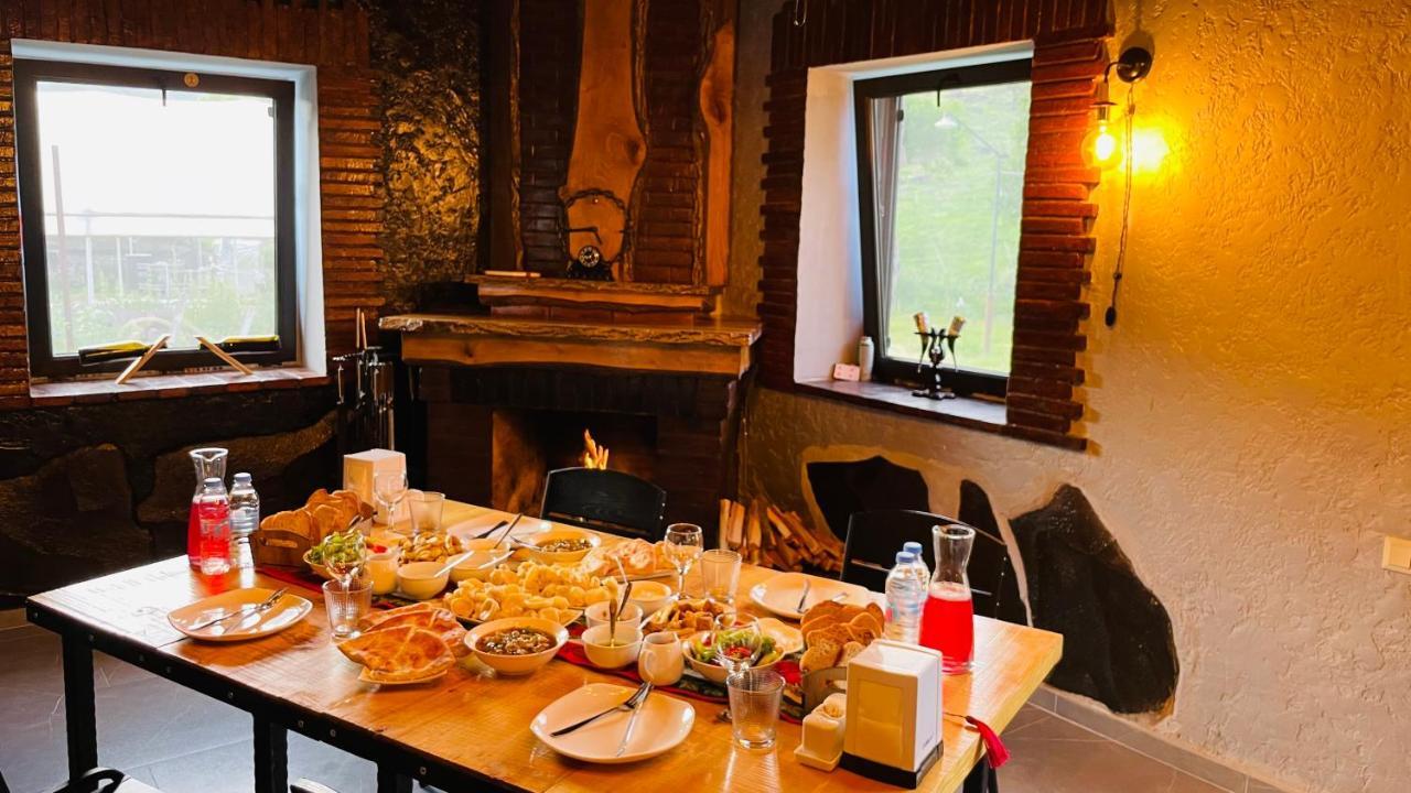 T'mogvi Hotel Hobbiton Near Vardzia Caves מראה חיצוני תמונה