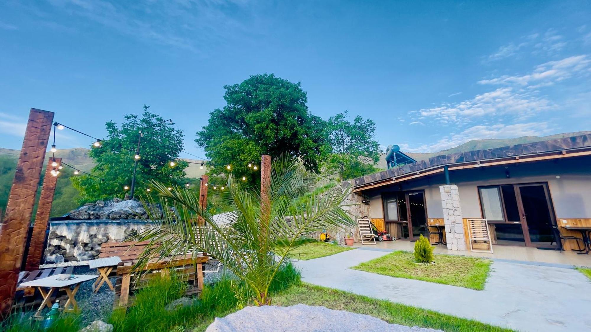 T'mogvi Hotel Hobbiton Near Vardzia Caves מראה חיצוני תמונה
