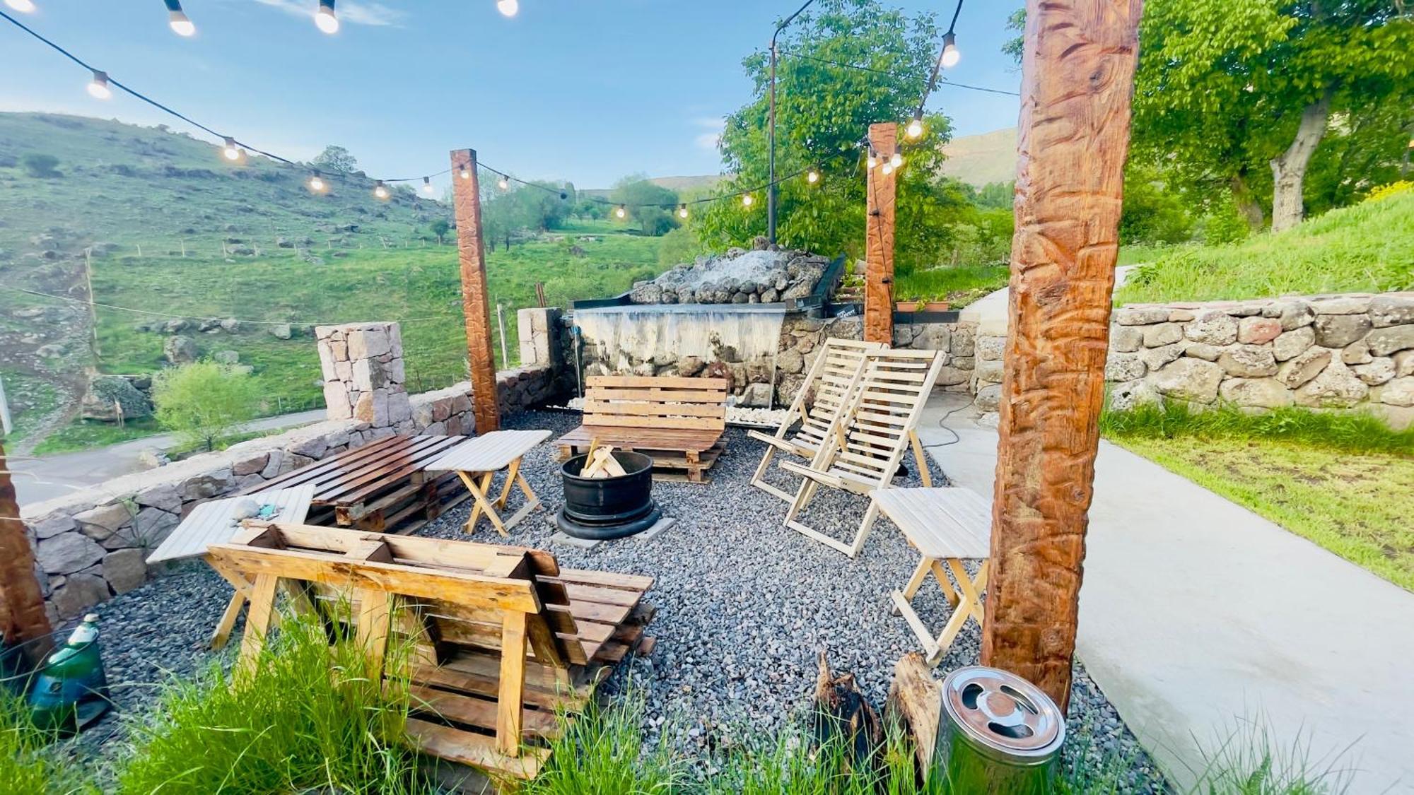 T'mogvi Hotel Hobbiton Near Vardzia Caves מראה חיצוני תמונה