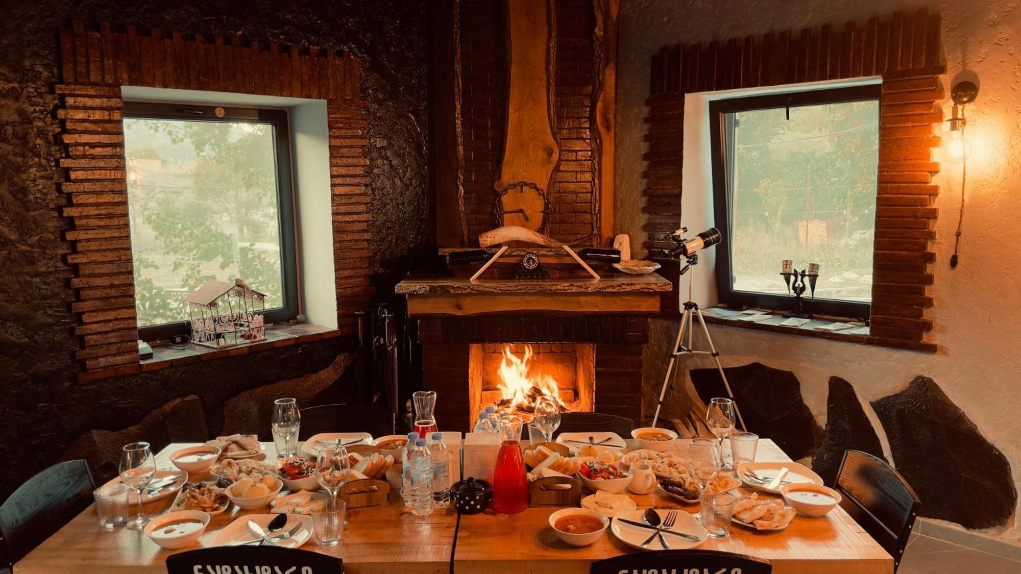 T'mogvi Hotel Hobbiton Near Vardzia Caves מראה חיצוני תמונה
