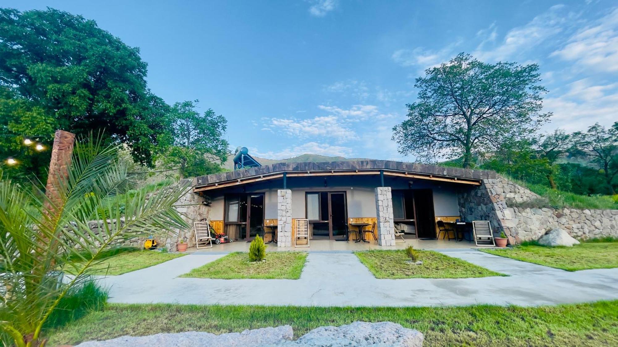 T'mogvi Hotel Hobbiton Near Vardzia Caves מראה חיצוני תמונה
