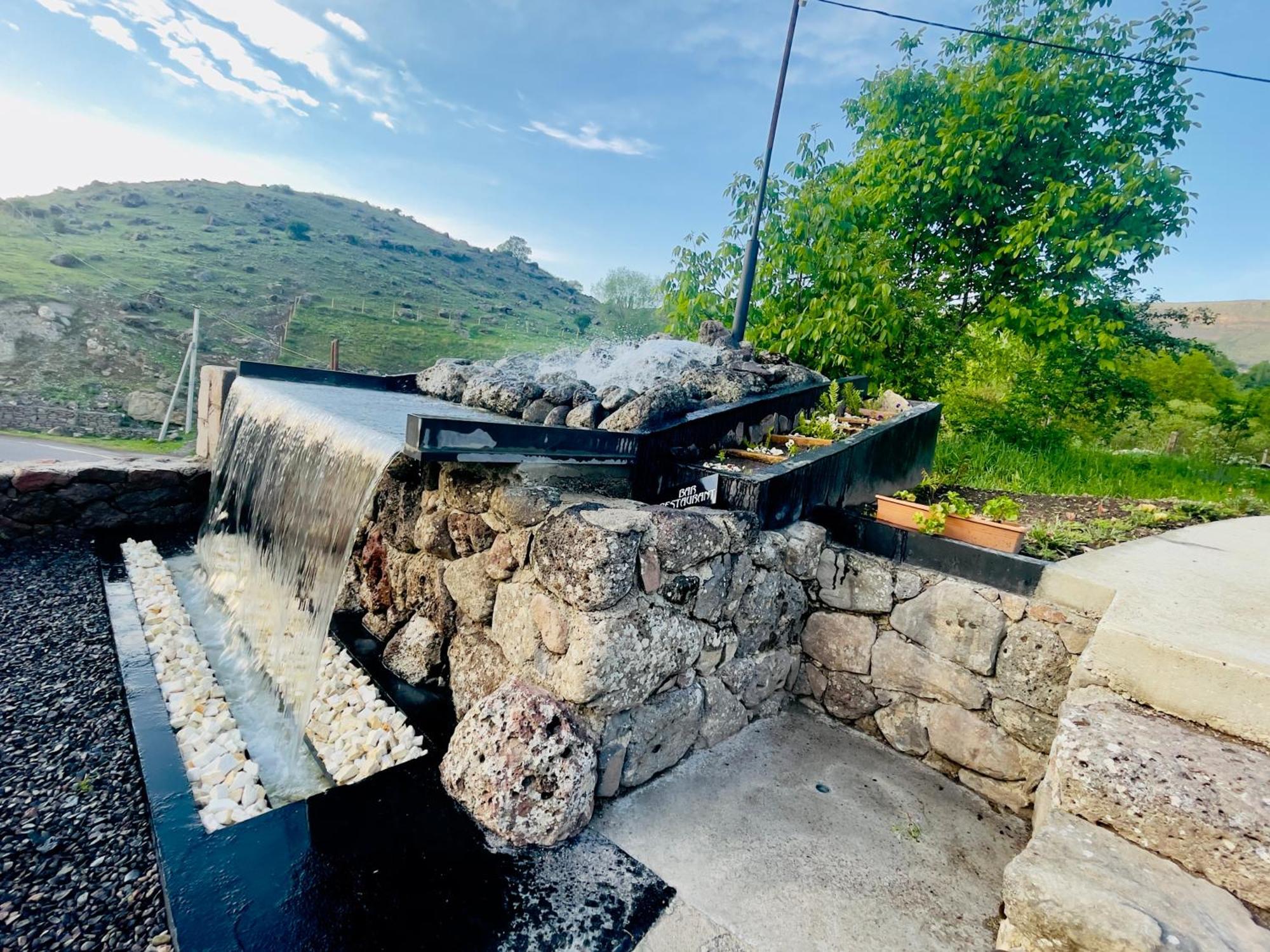 T'mogvi Hotel Hobbiton Near Vardzia Caves מראה חיצוני תמונה