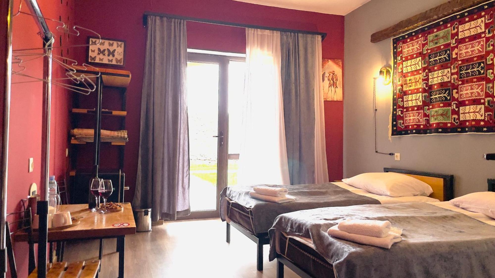 T'mogvi Hotel Hobbiton Near Vardzia Caves מראה חיצוני תמונה