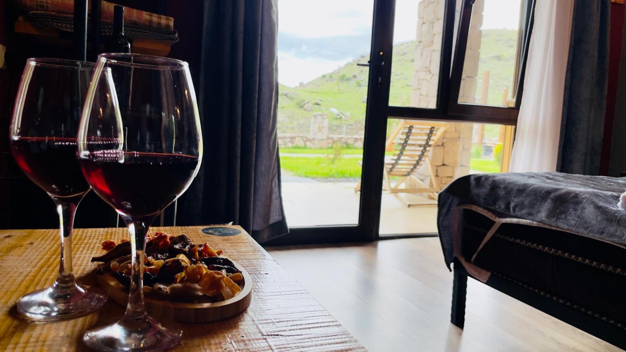 T'mogvi Hotel Hobbiton Near Vardzia Caves מראה חיצוני תמונה