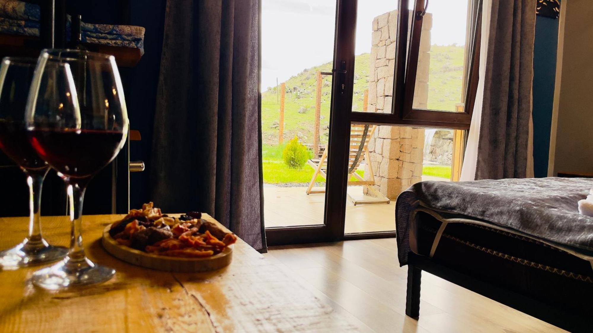 T'mogvi Hotel Hobbiton Near Vardzia Caves מראה חיצוני תמונה
