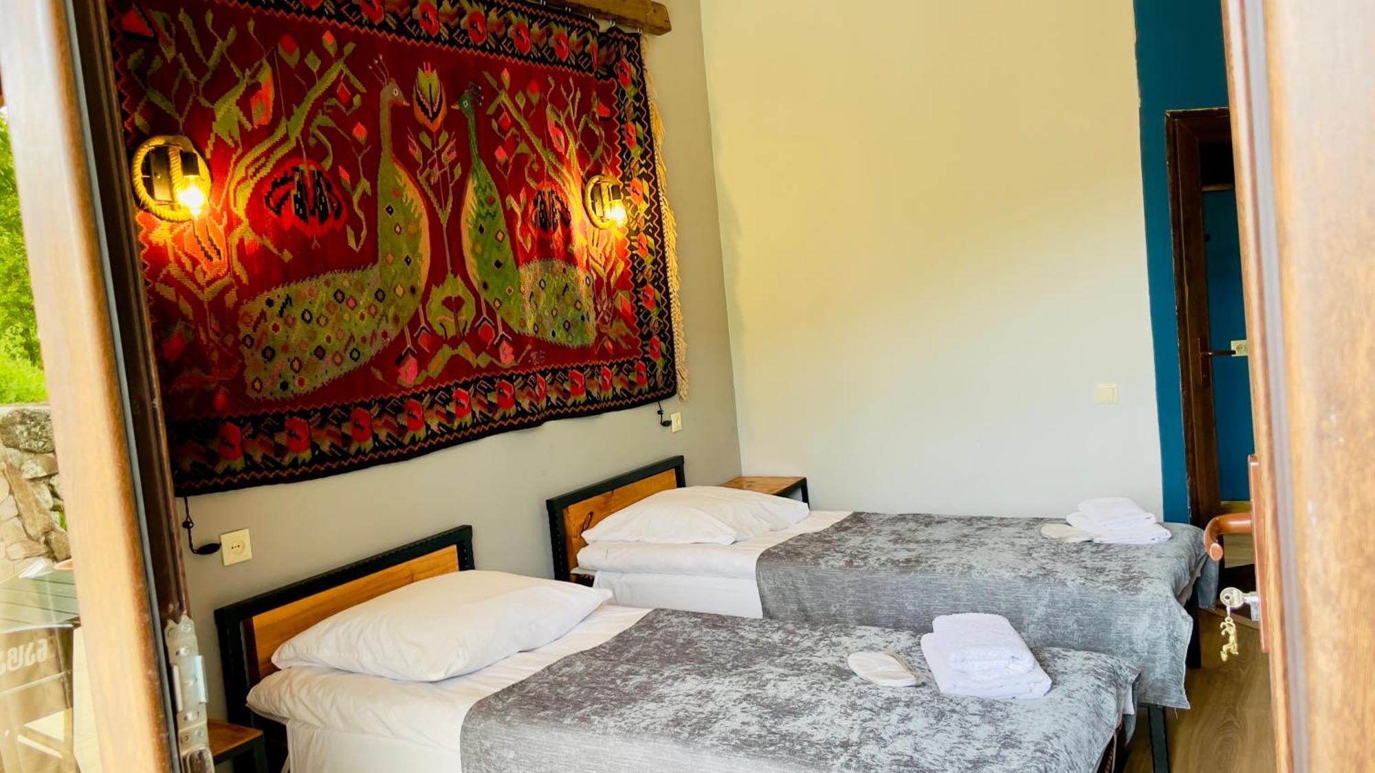 T'mogvi Hotel Hobbiton Near Vardzia Caves מראה חיצוני תמונה