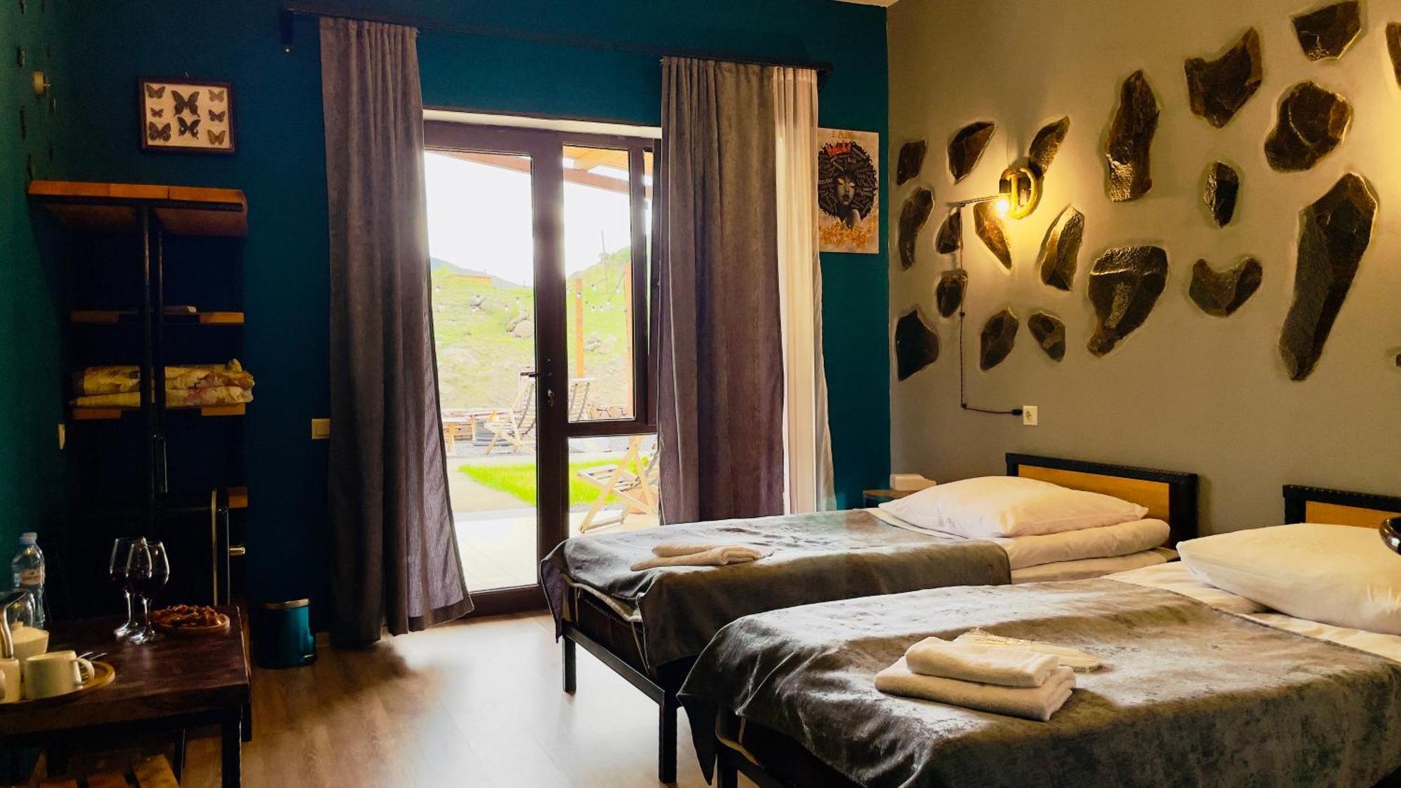 T'mogvi Hotel Hobbiton Near Vardzia Caves מראה חיצוני תמונה