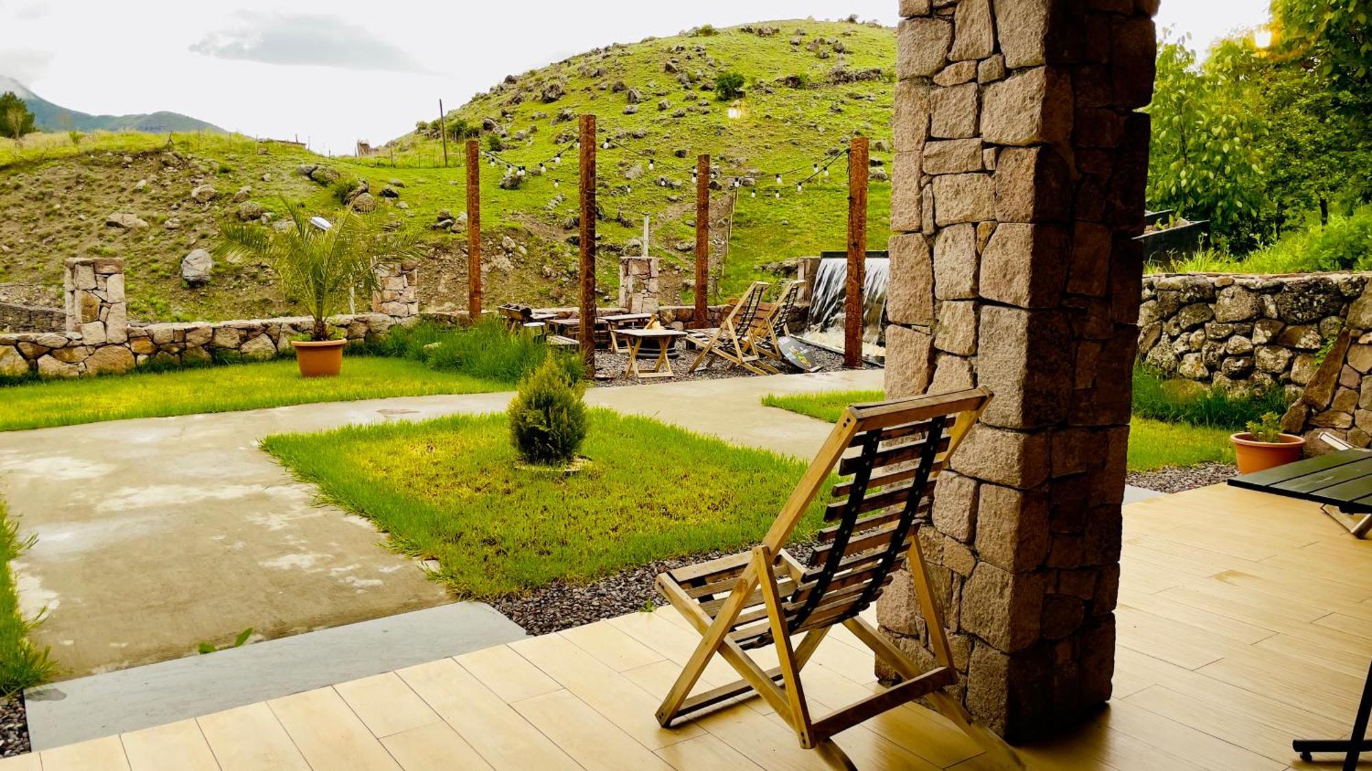 T'mogvi Hotel Hobbiton Near Vardzia Caves מראה חיצוני תמונה